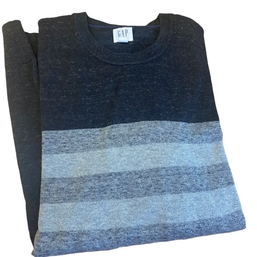 Gap crew neck thin sweater excellent condition size small never worn great gift